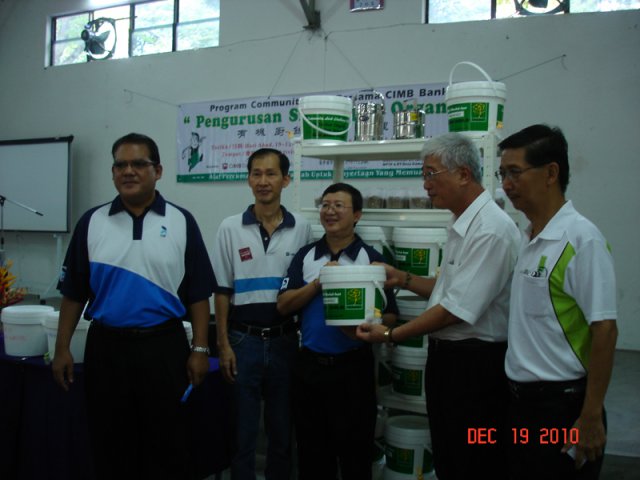YB Tuan Phee Boon Poh merasmikan bengkel membuat kompos sisa dapur CIMB di Taman Desa Damai pada 19-12-2010